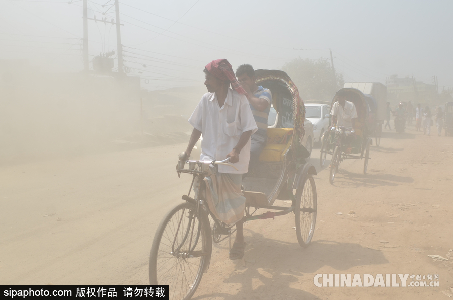 呼吸困難！孟加拉國(guó)達(dá)卡街頭塵土飛揚(yáng)粉塵污染嚴(yán)重