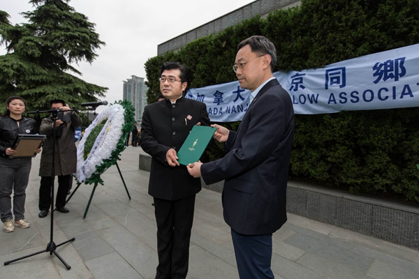 百名加拿大南京同鄉(xiāng)會會員集體祭掃侵華日軍南京大屠殺死難者