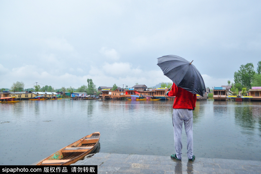 恍若置身江南煙雨中！印度漁民雨中泛舟詩意綿綿