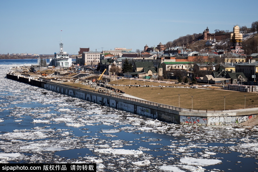 伏爾加河春季冰塊消融 河面漂浮大片浮冰