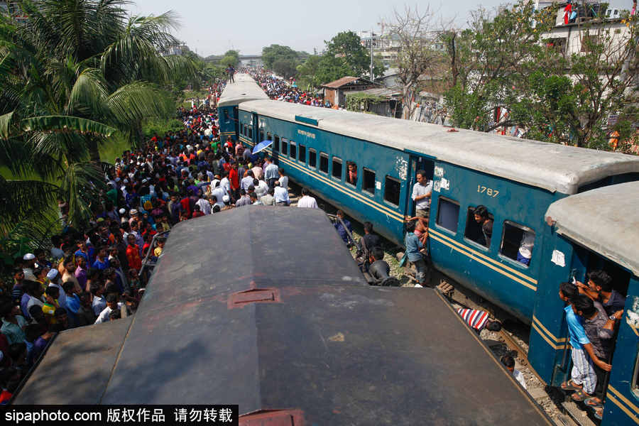 孟加拉國(guó)達(dá)卡郊區(qū)一輛火車脫軌 列車扭曲成“S”形