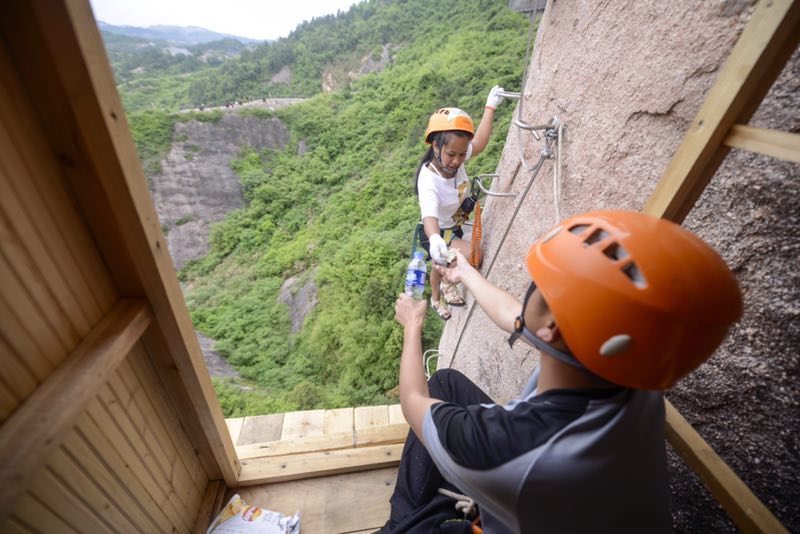 組圖：景區(qū)在懸崖峭壁開小賣部 游人飛檐走壁買水喝