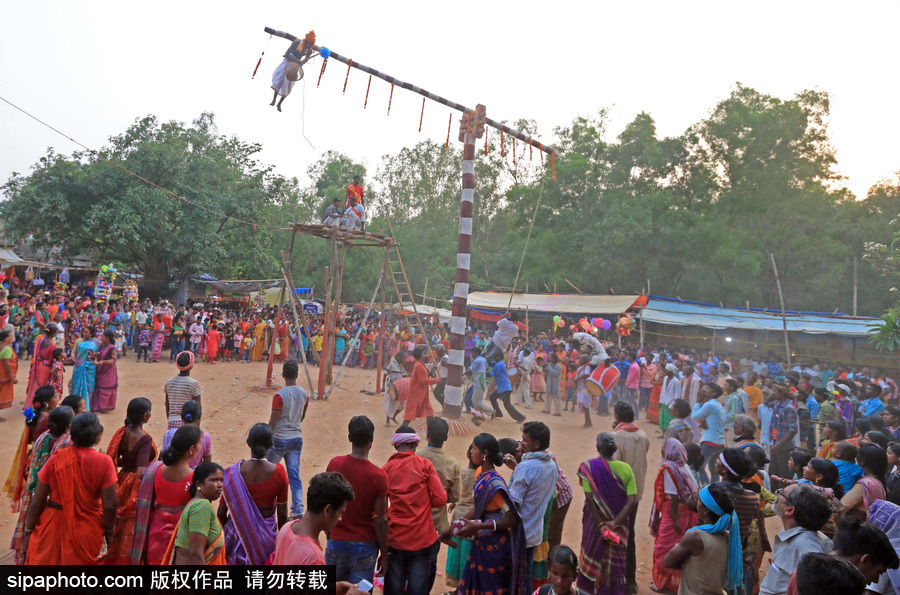 印度民眾慶祝Charak節(jié) 上演高難度雜技