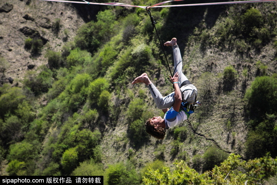 俄羅斯高空走繩節(jié)舉行 參賽選手高空炫技驚險(xiǎn)刺激