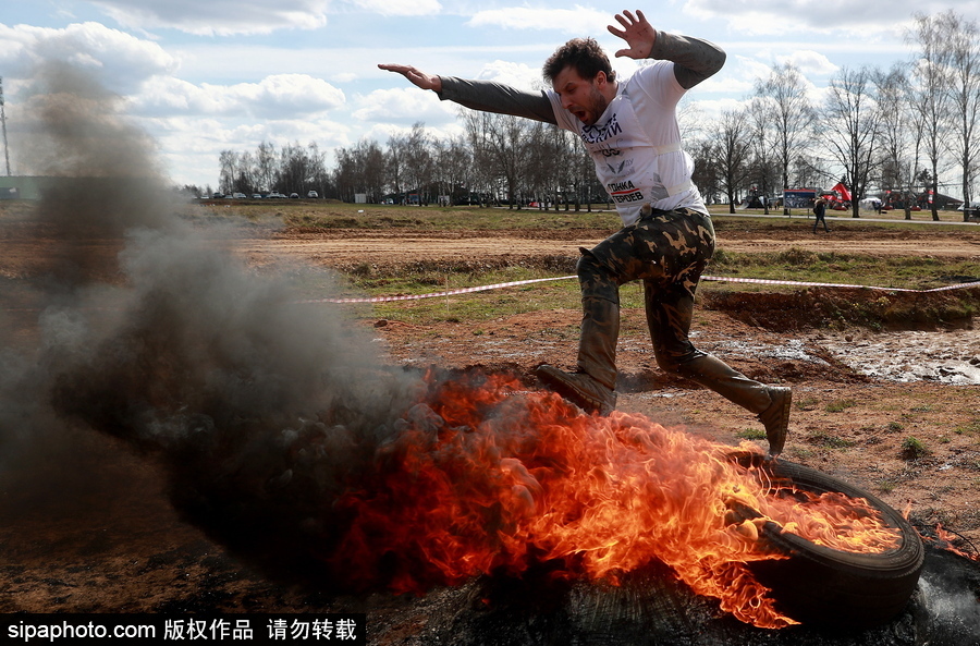 莫斯科舉行“英雄種族”障礙賽 過(guò)五關(guān)斬六將“戰(zhàn)斗力”十足