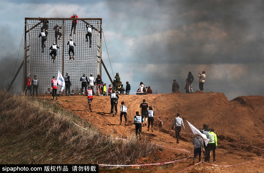 莫斯科舉行“英雄種族”障礙賽 過五關(guān)斬六將“戰(zhàn)斗力”十足