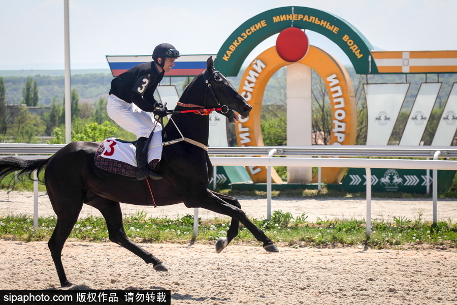 俄羅斯Pyatigorsk競(jìng)技場(chǎng) 民眾縱馬馳騁享受休閑時(shí)光