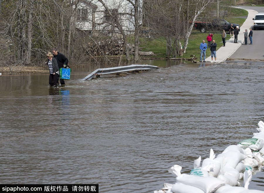 加拿大街道洪水泛濫 民眾被迫淌水出行