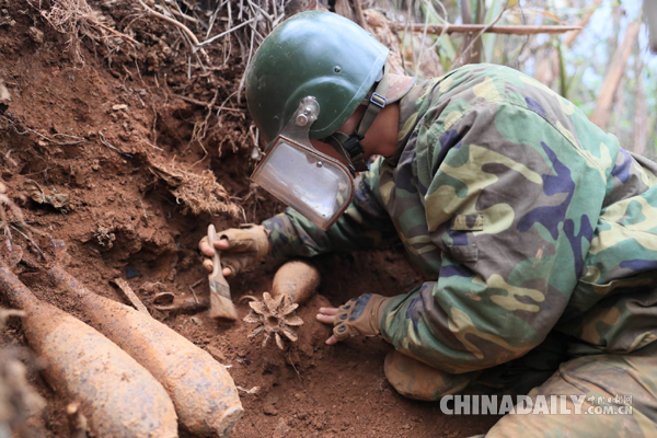 致敬！云南官兵手工搜排8000余枚爆炸物