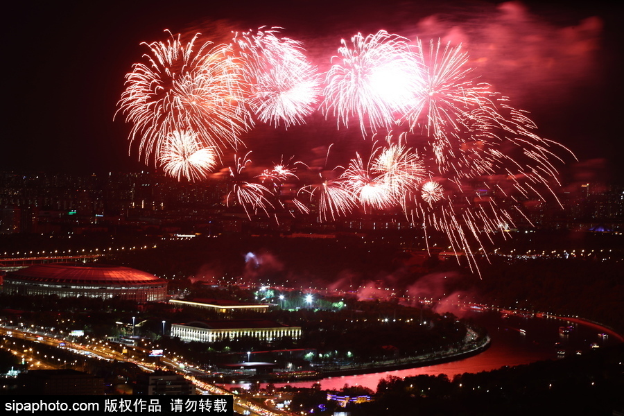 俄羅斯迎來勝利日 煙火表演點(diǎn)亮莫斯科夜空