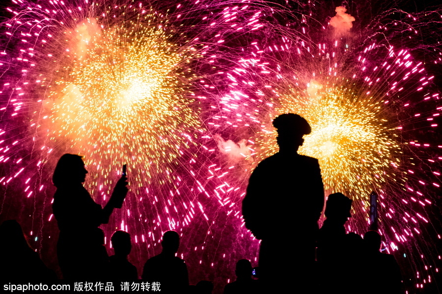 俄羅斯迎來勝利日 煙火表演點亮莫斯科夜空