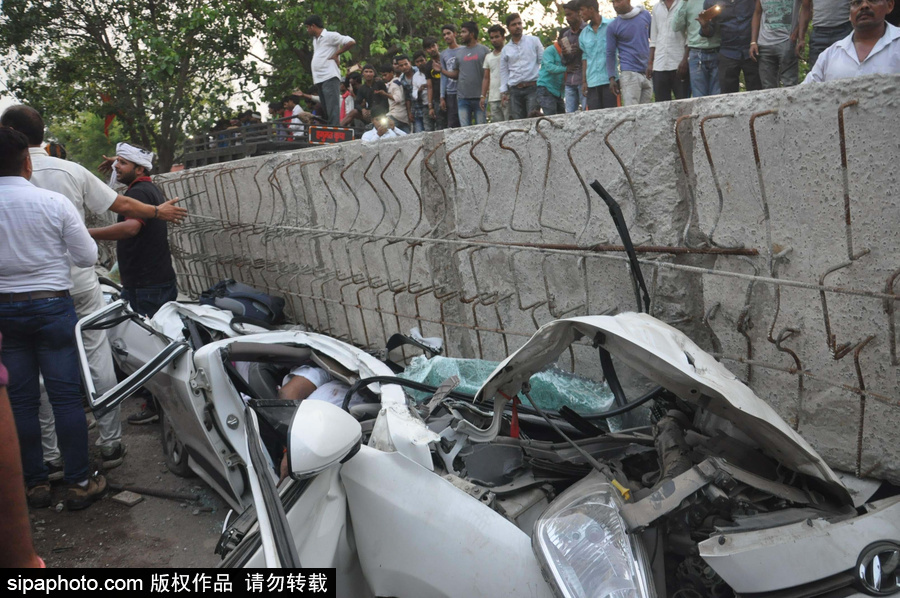 印度火車(chē)站一在建天橋倒塌 造成18人死亡數(shù)人被困