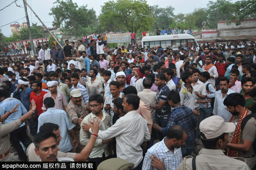 印度火車站一在建天橋倒塌 造成18人死亡數(shù)人被困