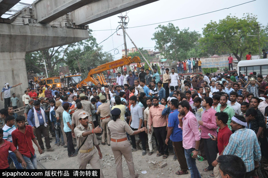 印度火車站一在建天橋倒塌 造成18人死亡數(shù)人被困