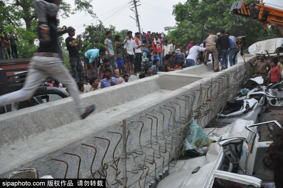 印度火車站一在建天橋倒塌 造成18人死亡數(shù)人被困