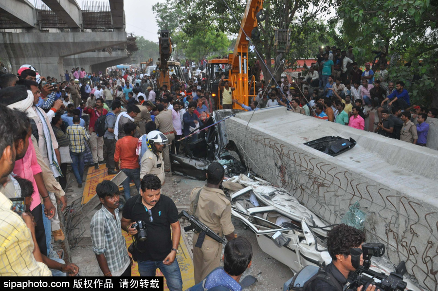 印度火車(chē)站一在建天橋倒塌 造成18人死亡數(shù)人被困