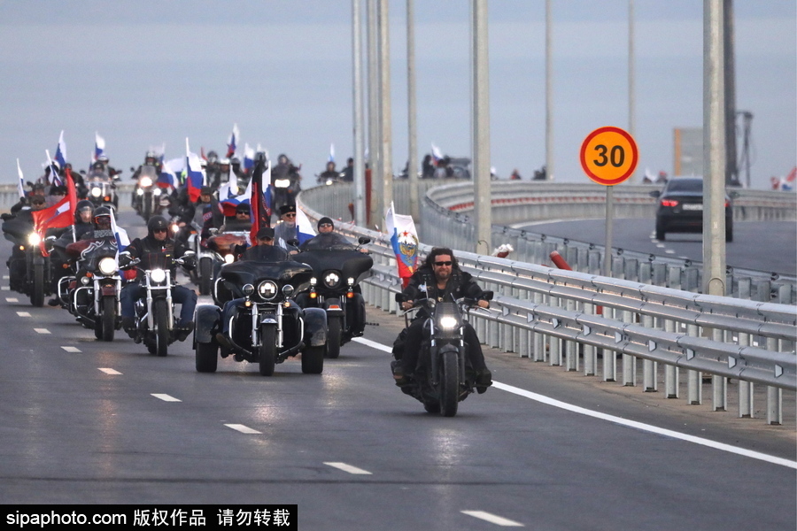 俄羅斯克里米亞大橋通車 民眾駕車通行慶祝