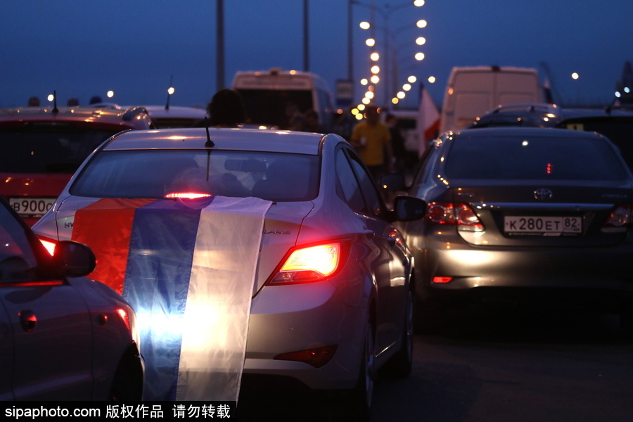 俄羅斯克里米亞大橋通車(chē) 民眾駕車(chē)通行慶祝