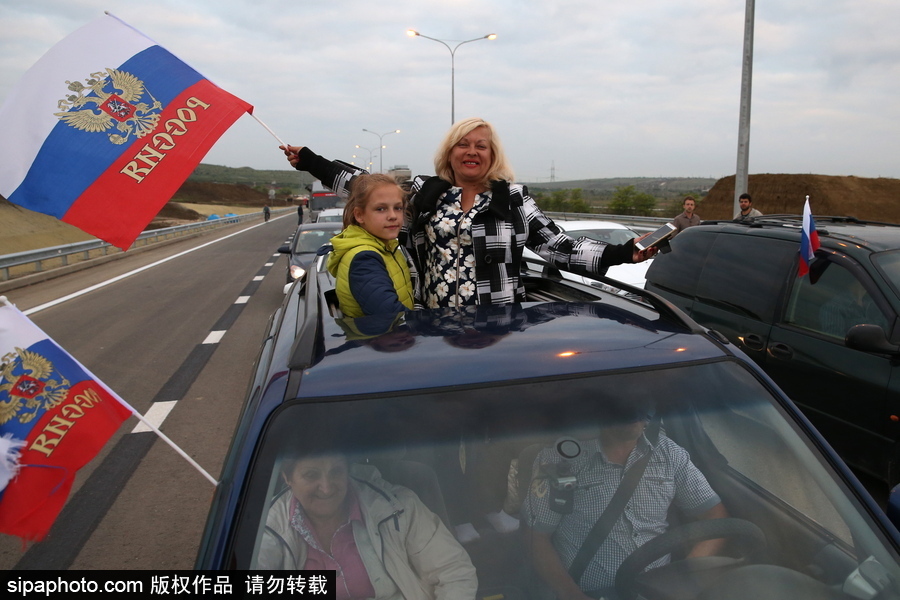 俄羅斯克里米亞大橋通車 民眾駕車通行慶祝