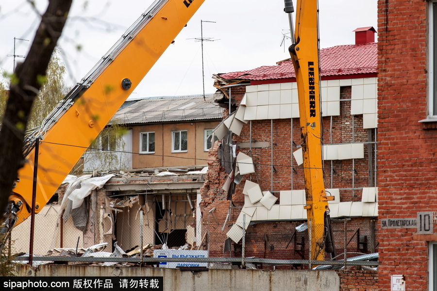 俄羅斯克麥羅沃購物中心作業(yè) 建筑外墻拆除中