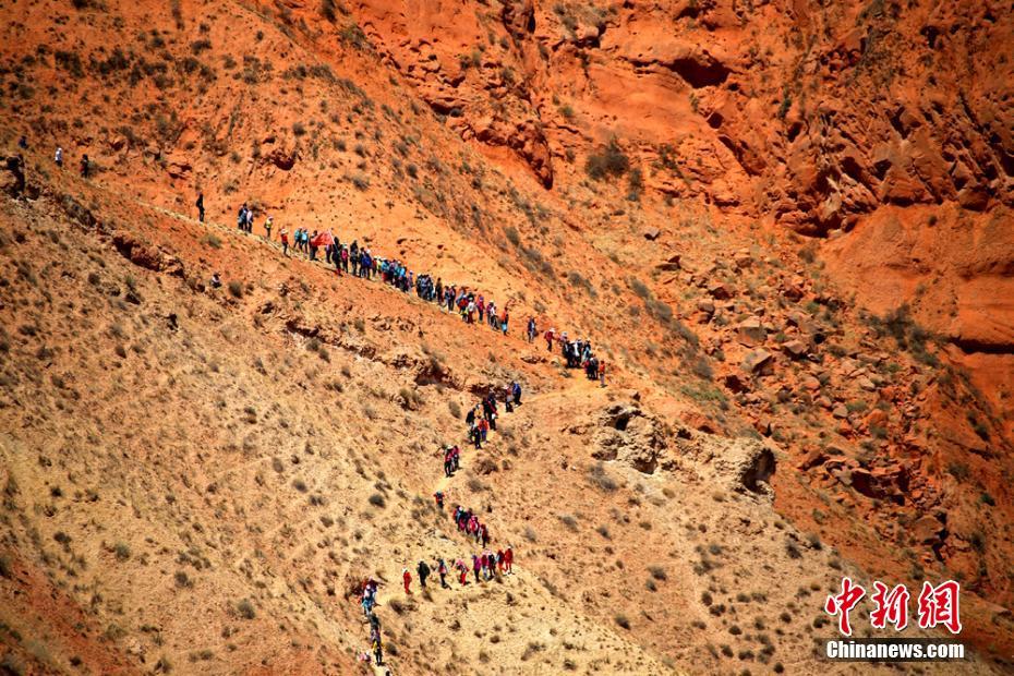 800余人徒步穿越甘肅張掖“鬼臉”丹霞