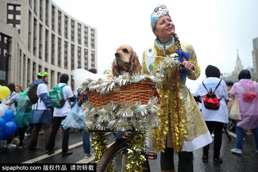 俄羅斯民眾參加自行車游行 綿綿細雨享受騎行樂趣