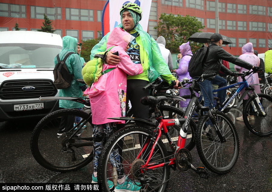 俄羅斯民眾參加自行車游行 綿綿細(xì)雨享受騎行樂趣