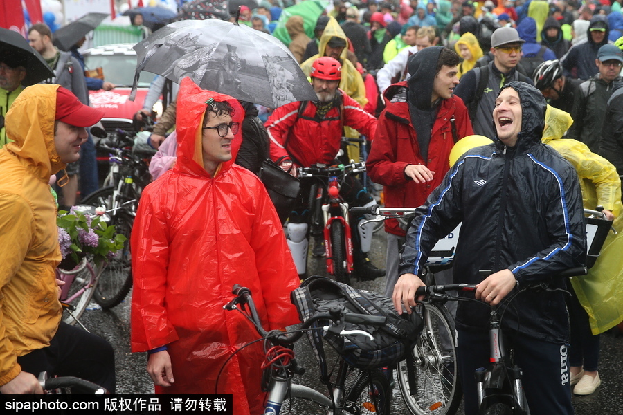 俄羅斯民眾參加自行車游行 綿綿細(xì)雨享受騎行樂趣