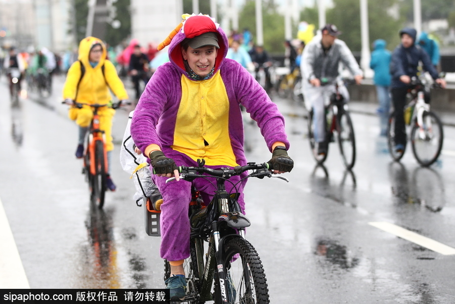 俄羅斯民眾參加自行車游行 綿綿細(xì)雨享受騎行樂趣