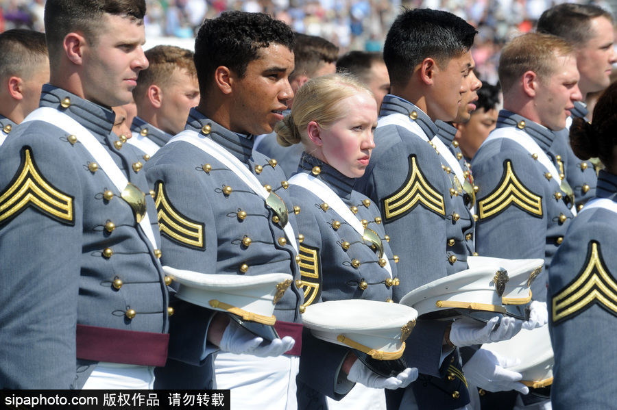 美國西點(diǎn)軍校舉行畢業(yè)典禮 學(xué)員拋帽慶祝