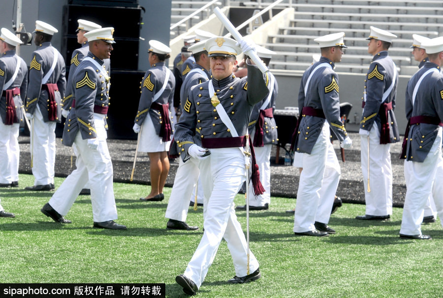 美國西點軍校舉行畢業(yè)典禮 學員拋帽慶祝