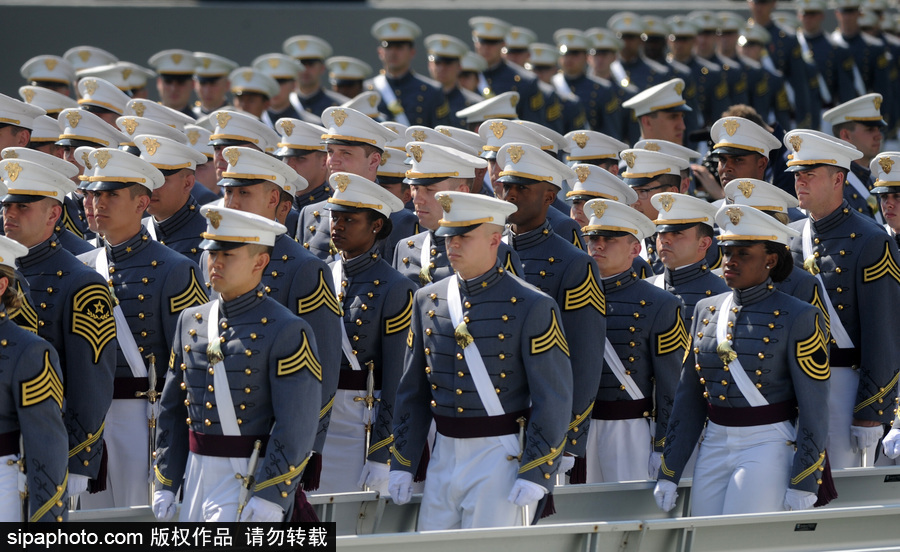 美國西點軍校舉行畢業(yè)典禮 學(xué)員拋帽慶祝