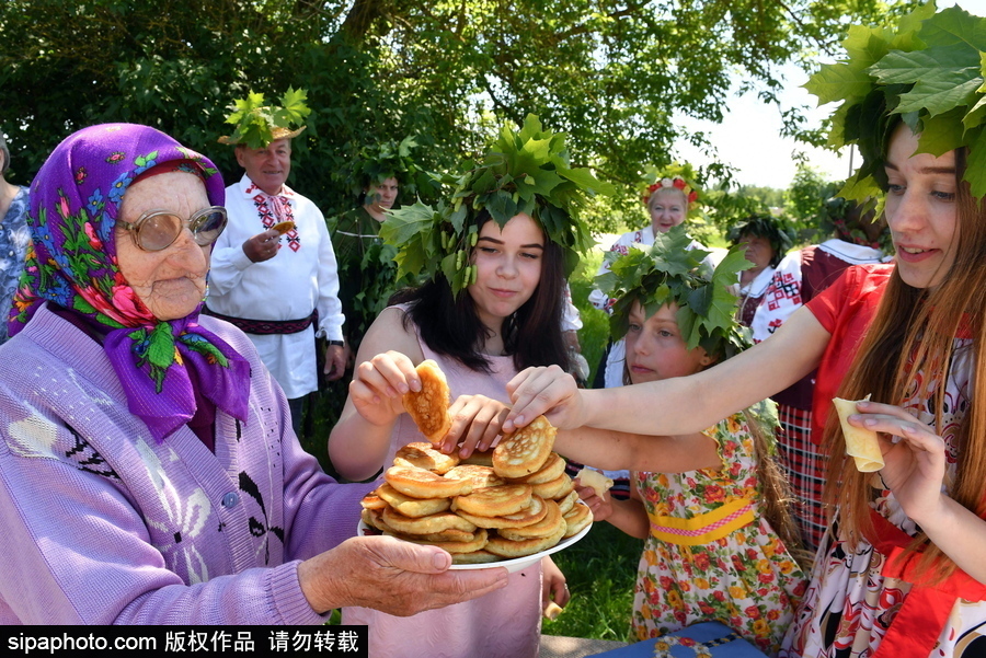 白俄羅斯民眾迎接五旬節(jié) 頭戴楓葉花冠慶祝