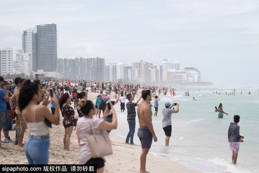 邁阿密海灘航空展開幕 民眾沙灘度假觀看表演