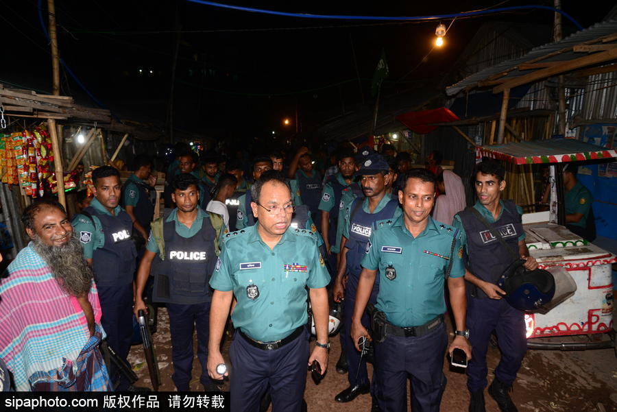 孟加拉開展街頭禁毒行動(dòng) 警察當(dāng)街搜捕嫌疑人