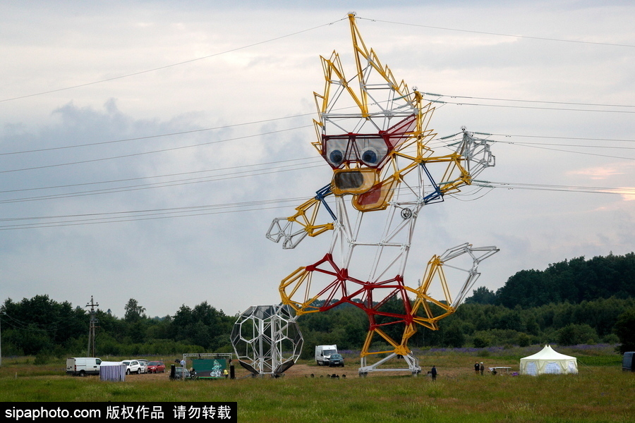 要不要這么萌！俄羅斯路邊一電力塔變身世界杯吉祥物