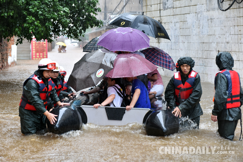 江西進賢暴雨致嚴重內(nèi)澇 皮劃艇解救92名被困人員