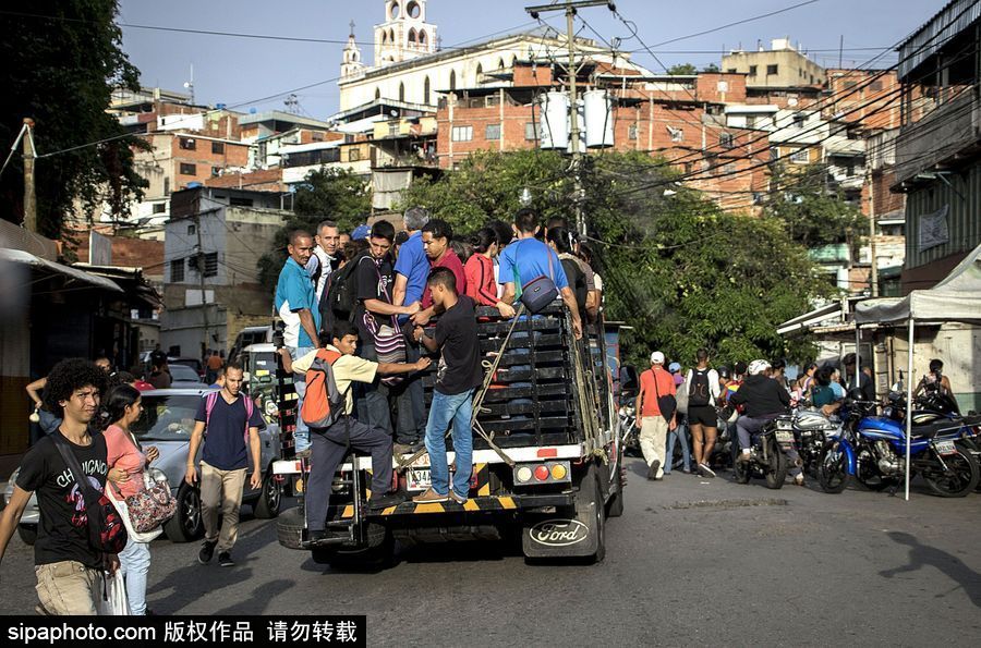 委內(nèi)瑞拉公共交通滯后 民眾乘“掛票”車出行