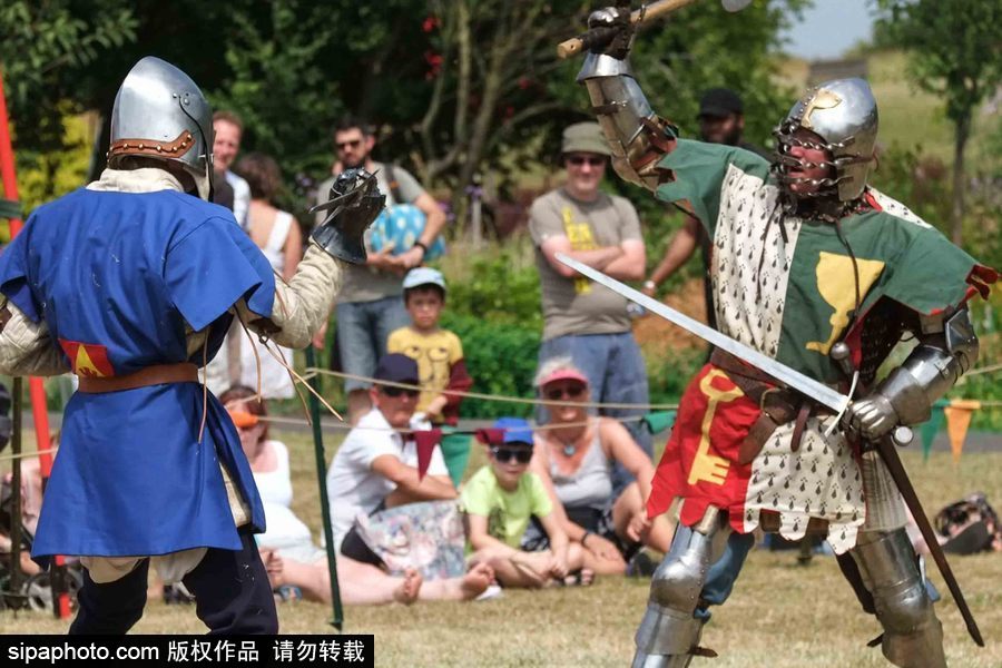 英國倫敦一公園上演“中世紀(jì)戰(zhàn)爭” 似穿越回冷兵器時代