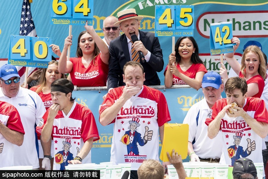 紐約布魯克林國際吃熱狗大賽落幕 選手破紀錄食量驚人