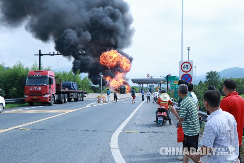 杭州黃湖高速出口一貨車發(fā)生自燃 無人員傷亡