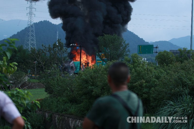 杭州黃湖高速出口一貨車發(fā)生自燃 無人員傷亡