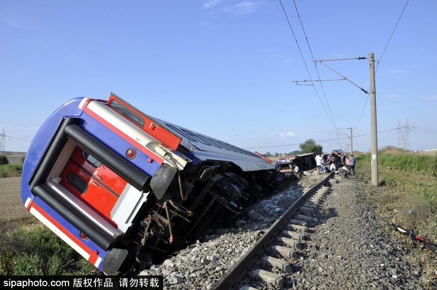 土耳其泰基爾達(dá)發(fā)生列車出軌事故 至少10人死亡