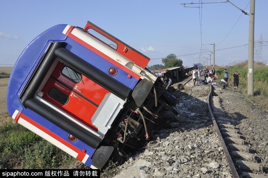 土耳其泰基爾達發(fā)生列車出軌事故 至少10人死亡