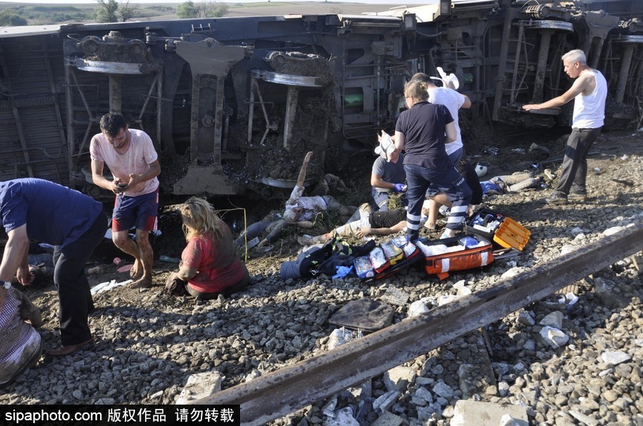 土耳其泰基爾達發(fā)生列車出軌事故 至少10人死亡