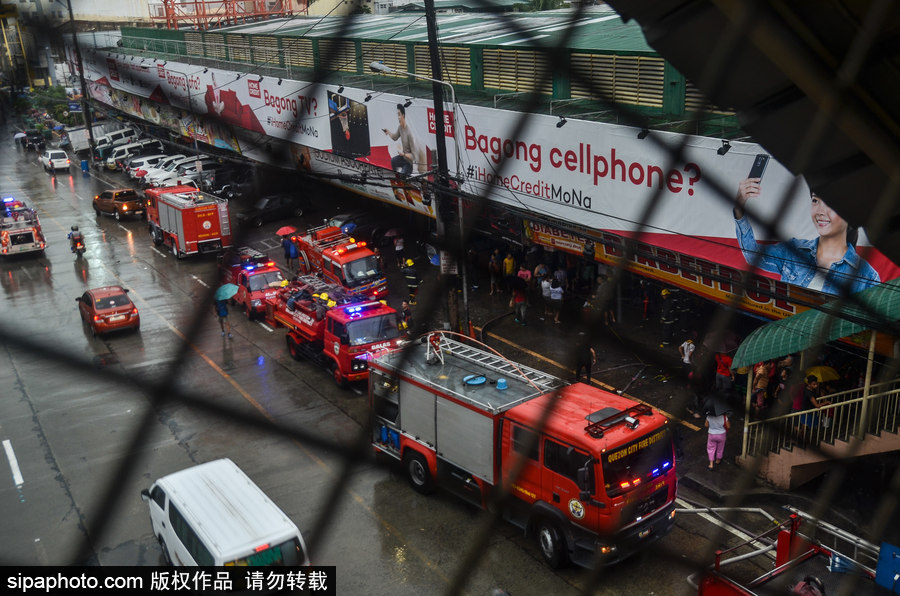 菲律賓市場火災(zāi)后現(xiàn)場狼藉 市民工作生活仍在繼續(xù)