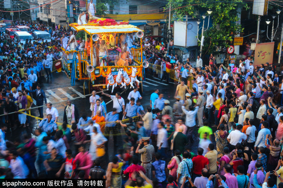 造型夸張形態(tài)各異！印度人民走上街頭慶祝扎格納特乘車節(jié)