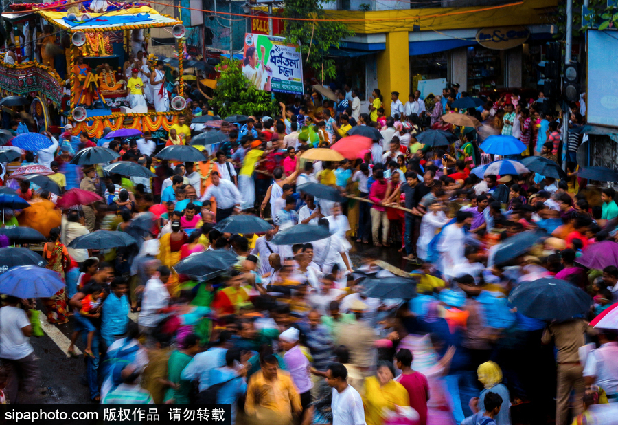 造型夸張形態(tài)各異！印度人民走上街頭慶祝扎格納特乘車節(jié)