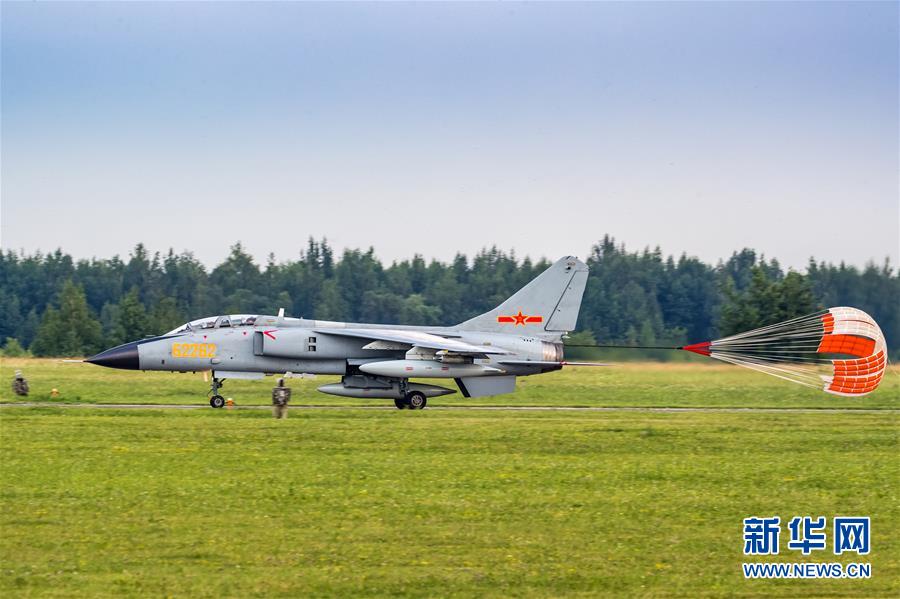 中國(guó)空軍參加“國(guó)際軍事比賽-2018”的五型戰(zhàn)機(jī)和空降兵分隊(duì)抵達(dá)俄羅斯