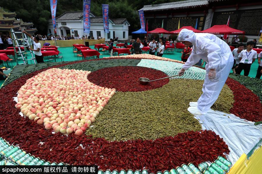 2噸重巨無(wú)霸“龍蝦啤酒拼盤(pán)”亮相 數(shù)千人分食